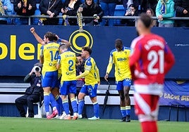 El Cádiz celebra su gol.