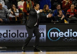 Pablo Pin se muestra en tensión en la banda del Palacio de los Deportes.