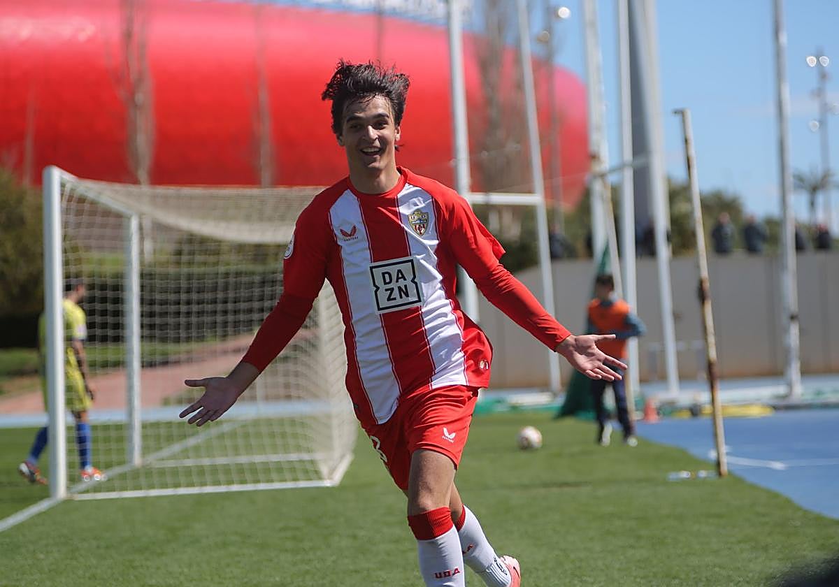 Hugo Martín puso al Almería B por delante en la primera llegada indálica.