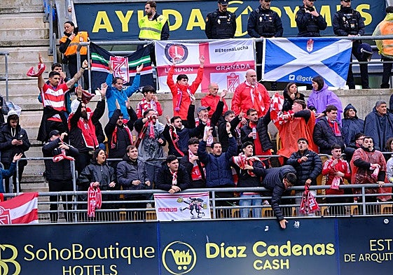 Aficionados del Granada en el sector visitante del Nuevo Mirandilla.