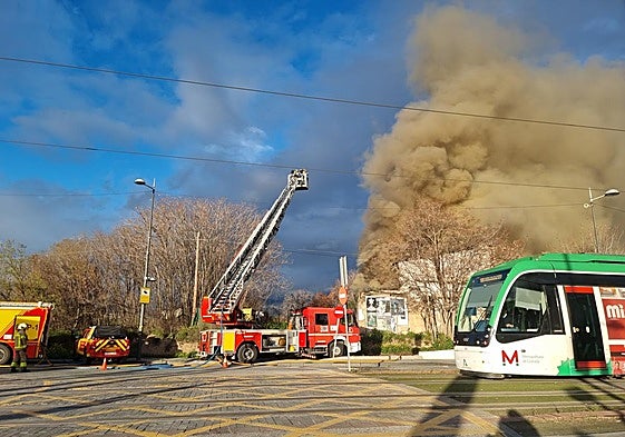 Bomberos de Granada apagan el incendio en Maracena.