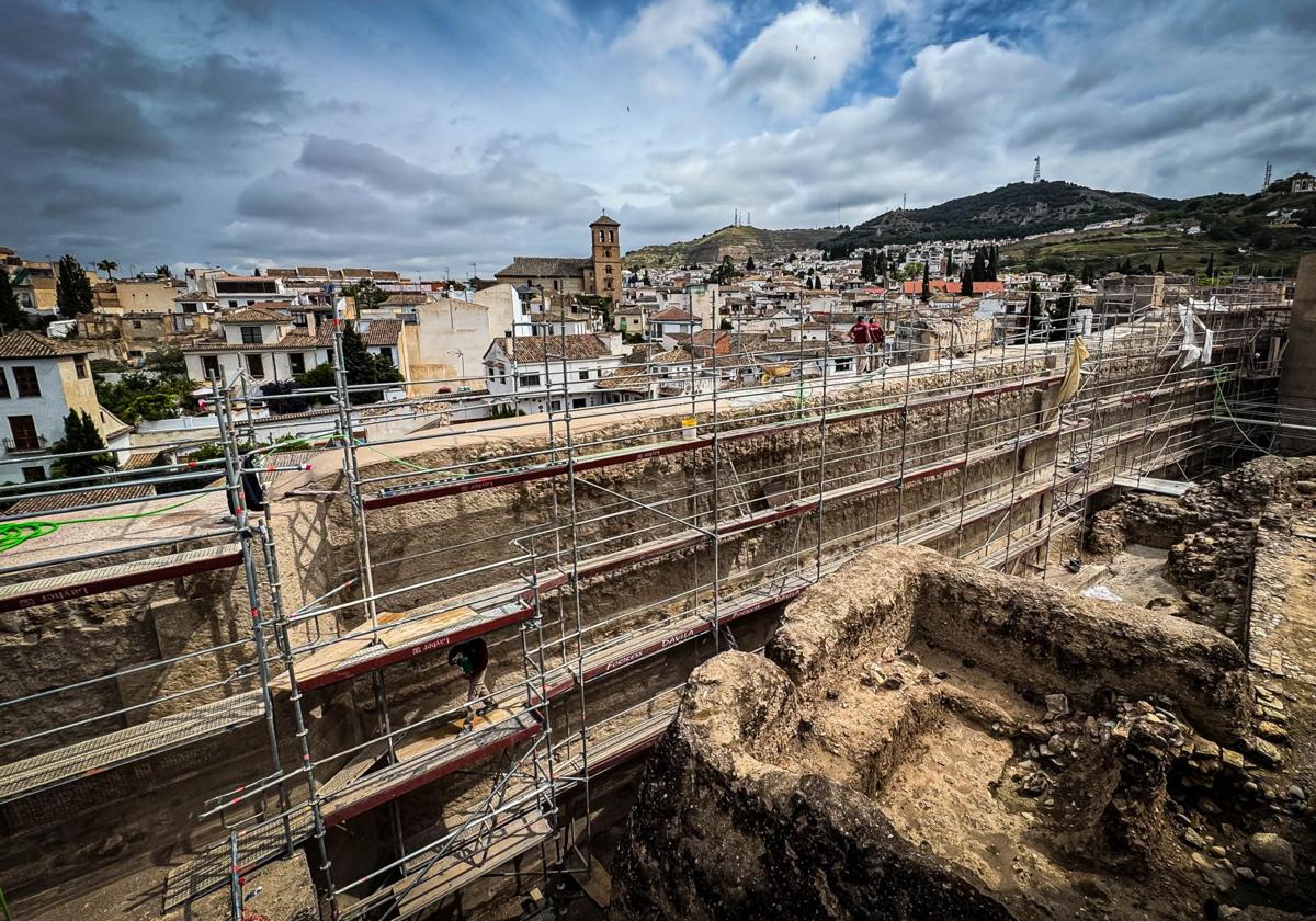 La restauración de la cerca zirí, a falta del desalojo del Carmen de la Muralla