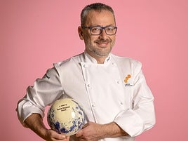 Pedro Sánchez posa con la distinción de los 3 Soles de la Guía Repsol 2025.