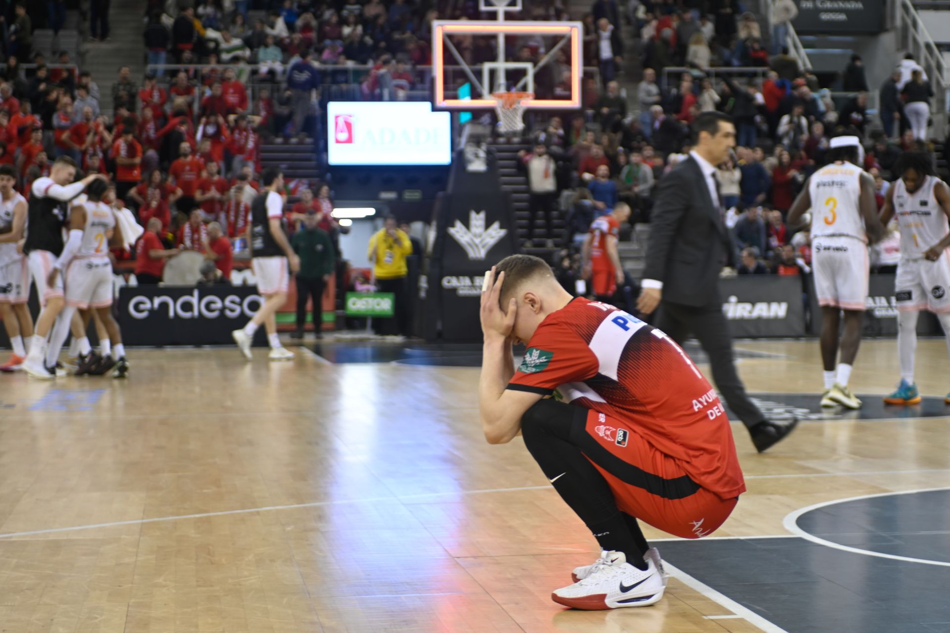 Elias Valtonen, apesadumbrado tras perder ante el Lleida. Pablo Pin, en segundo plano.