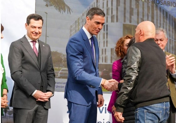 Sánchez y Moreno entregan las llaves de su nueva vivienda a uno de los inquilinos.