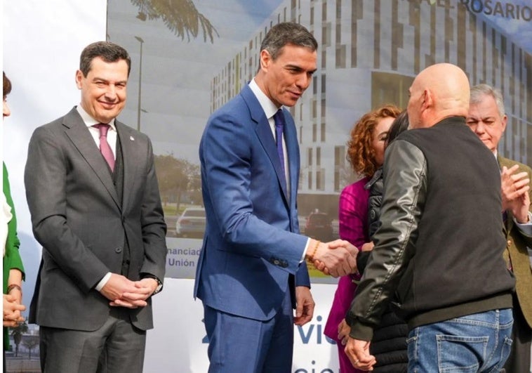 Sánchez y Moreno entregan las llaves de su nueva vivienda a uno de los inquilinos.