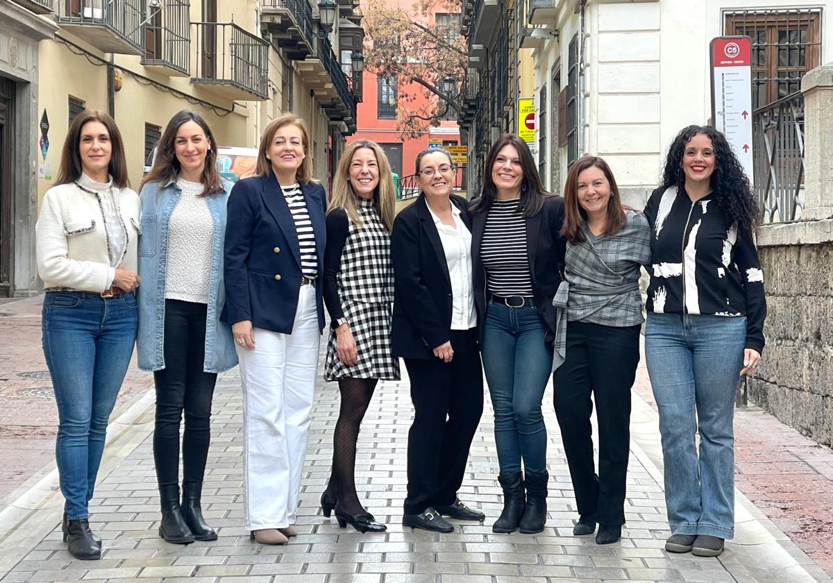 La flamante junta directiva de Amega posa en la calle San Matías de la capital.