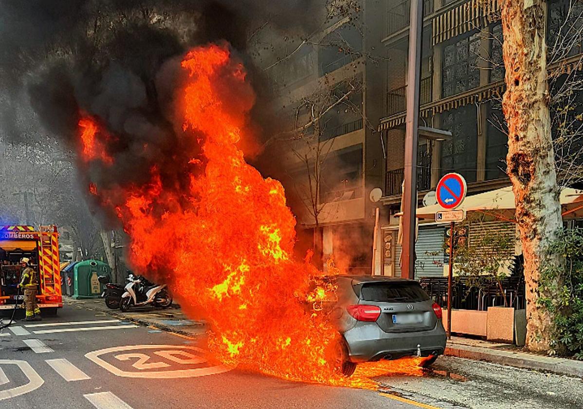 Arde un vehículo en el Paseo del Salón de Granada pero el conductor se salva al percatarse antes del humo