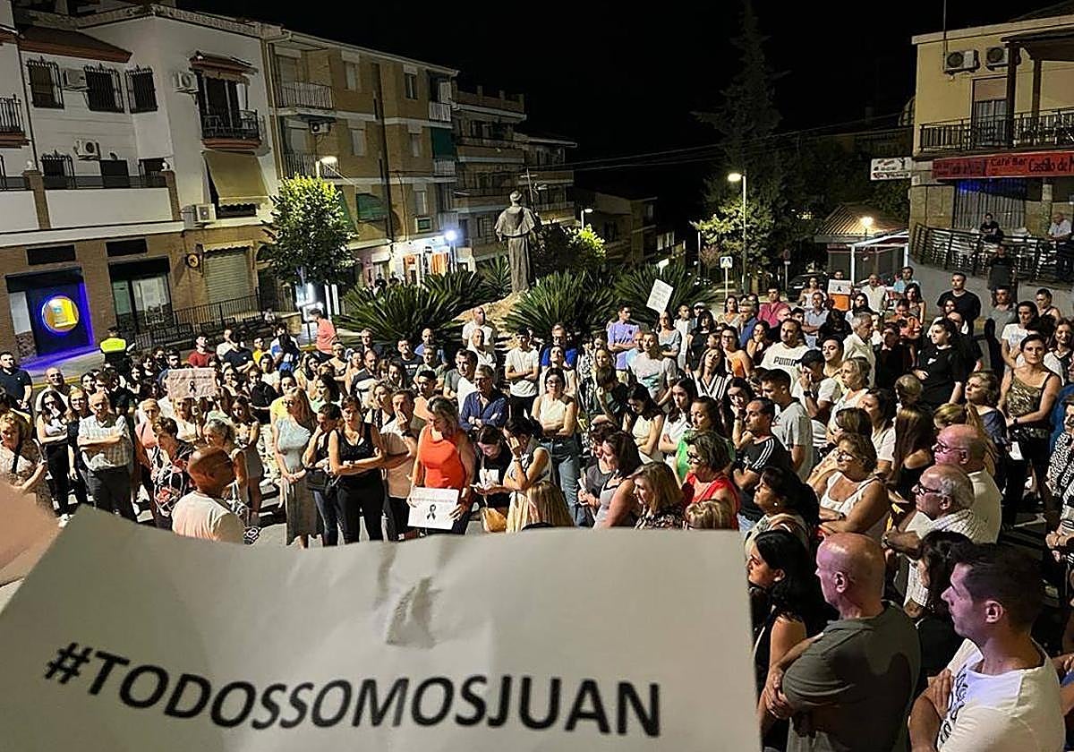 Una de las numerosas concentraciones que el pueblo de Íllora ha realizado en memoria del joven y para clamar justicia