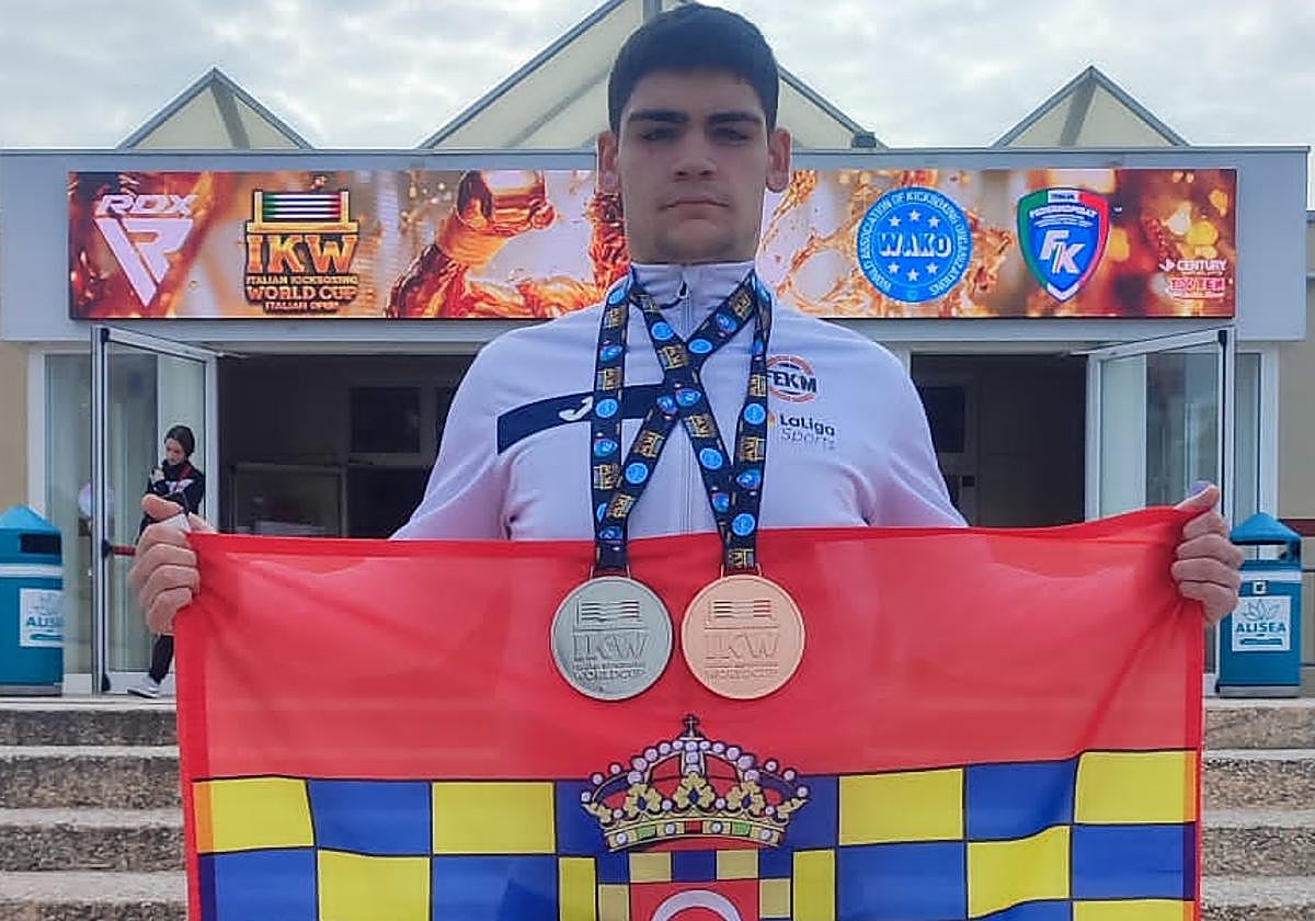 Samuel Molina, en Italia con sus medallas y la bandera de Huétor Tájar.