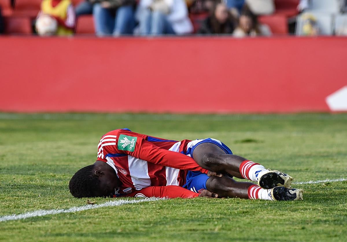 El recreativista William se duele sobre el césped.