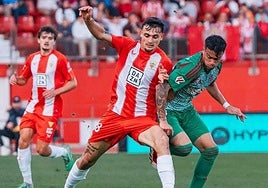 Pubill pugnando un balón con Reinier del Granada