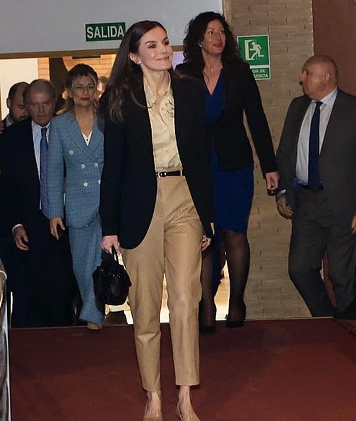 Imagen secundaria 2 - La reina Letizia con el bolso Tokio de Mona Moon.