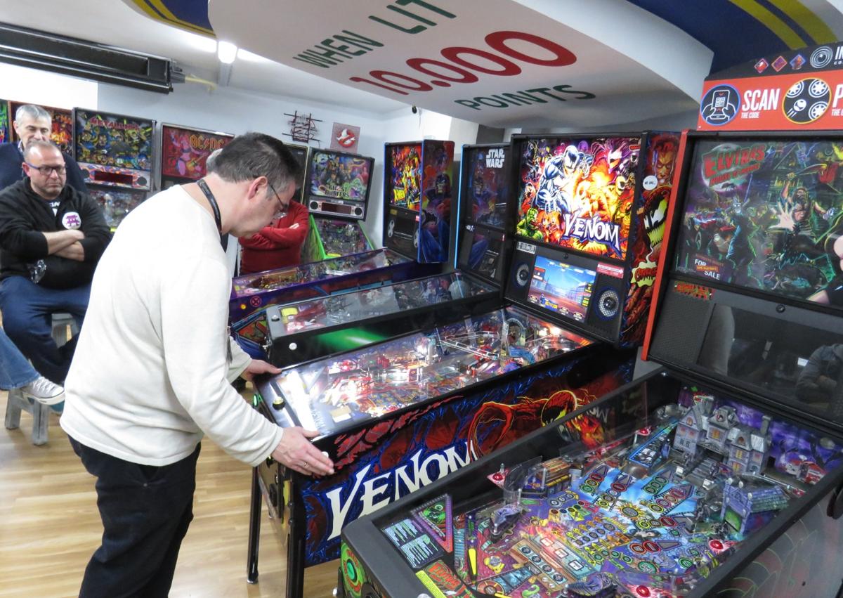 Imagen secundaria 1 - El paraíso de los amantes del pinball está en Granada: «Tenemos más de 75 máquinas»