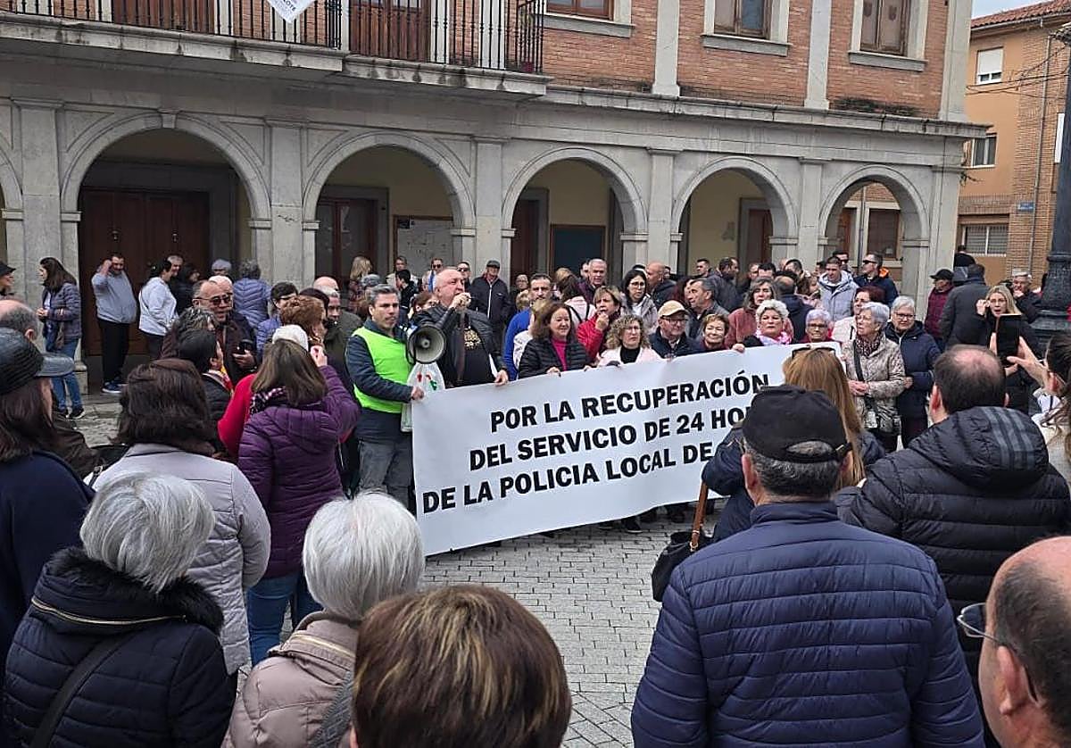Concentración de los vecinos de Albolote que piden que haya policías patrullando por las noches.