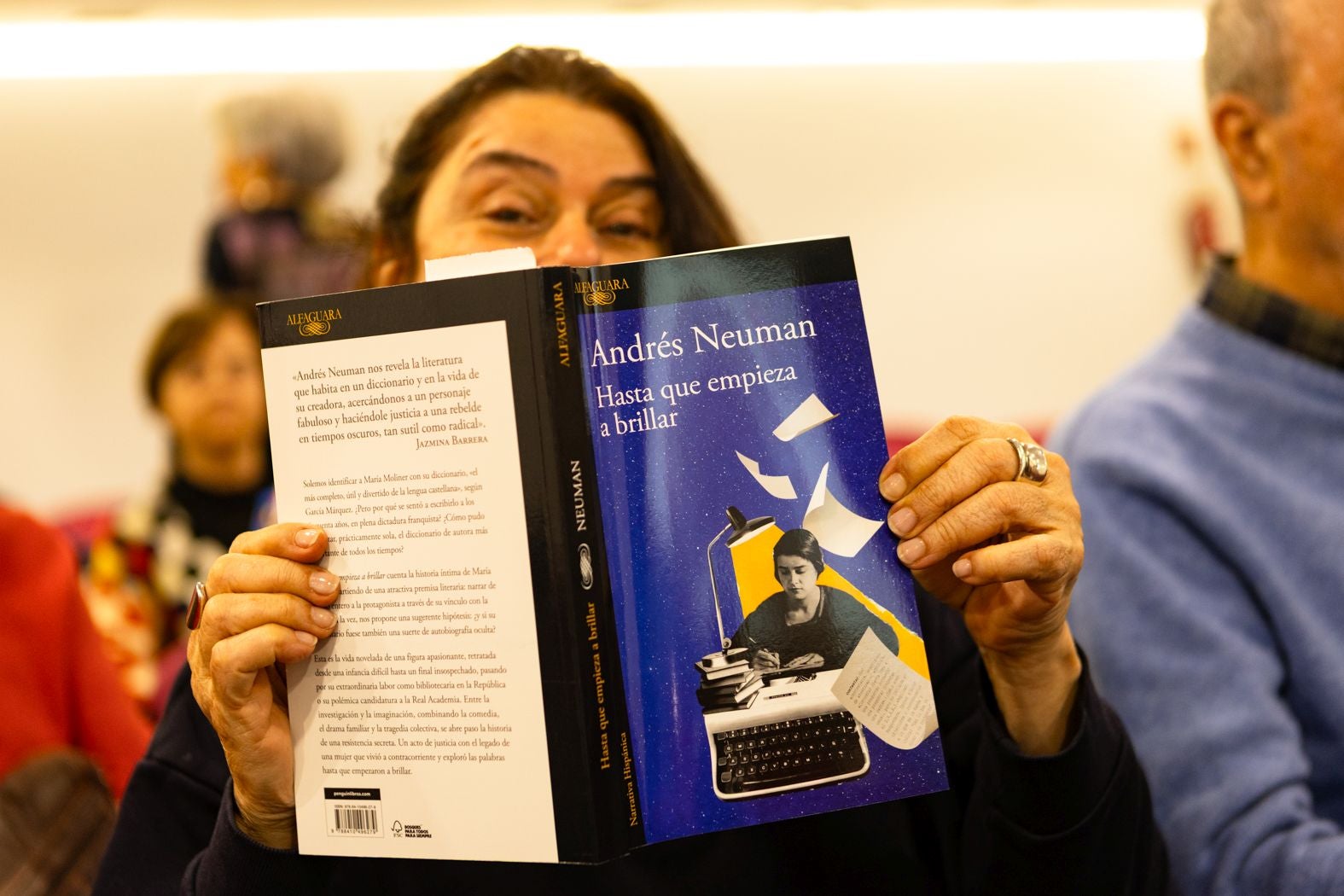 Andrés Neuman encandila con su prosa sobre María Moliner