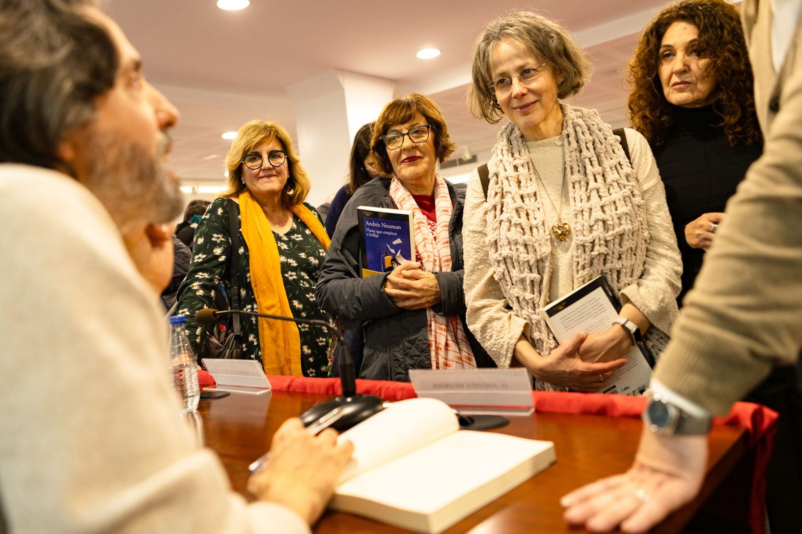 Andrés Neuman encandila con su prosa sobre María Moliner