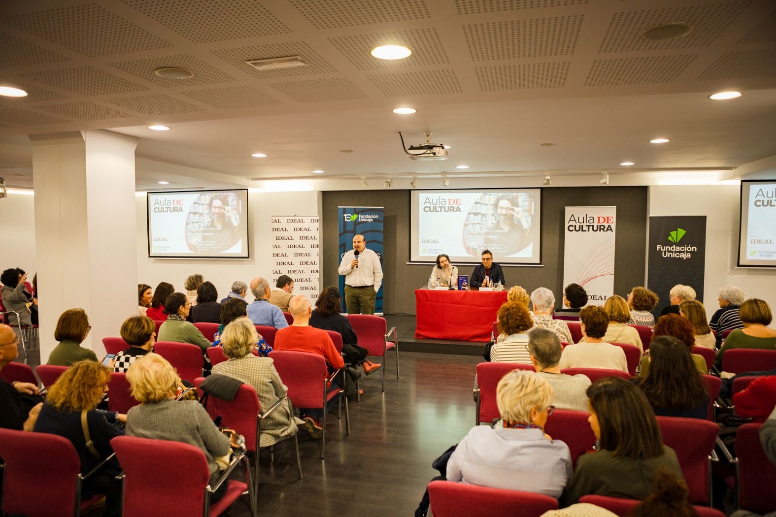 Andrés Neuman encandila con su prosa sobre María Moliner