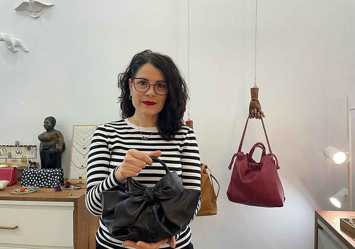 Carmen Gómez posa con el bolso de su firma Mona Moon, que lució la reina Letizia en Almería.