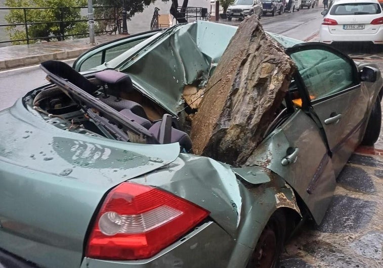Varios coches destrozados por desprendimientos tras las lluvias en Jete