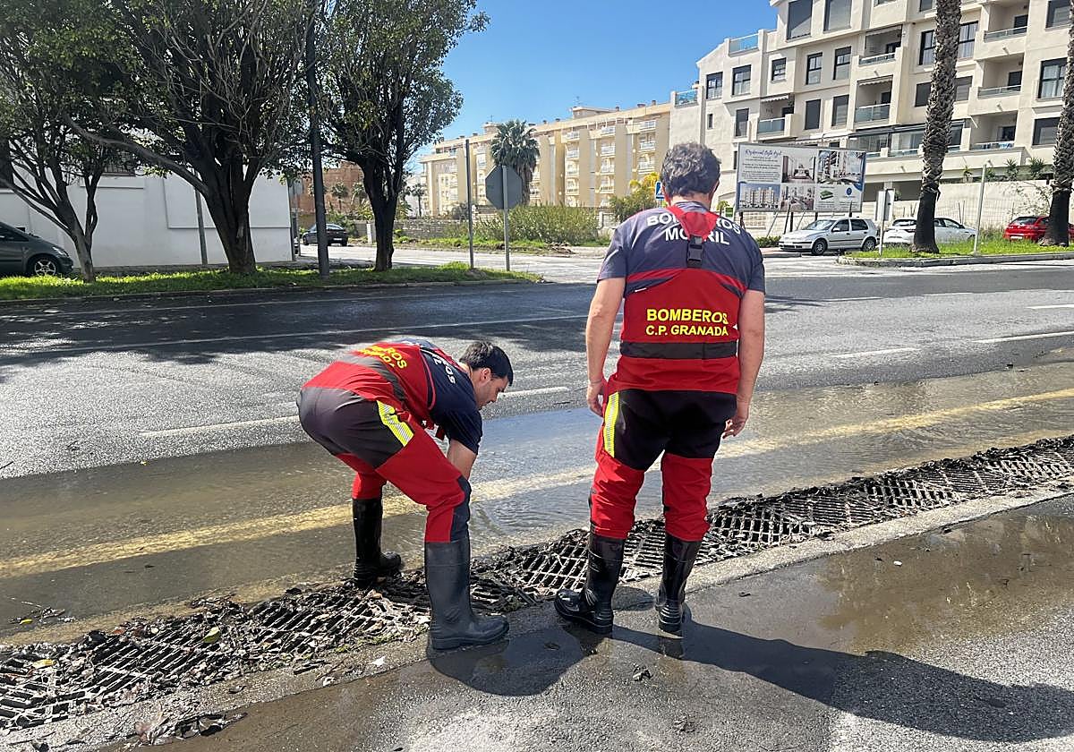 Bomberos de Motril trabajando en la zona de la playa.