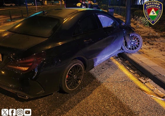 Estado del coche accidentado en la zona Norte de Granada.