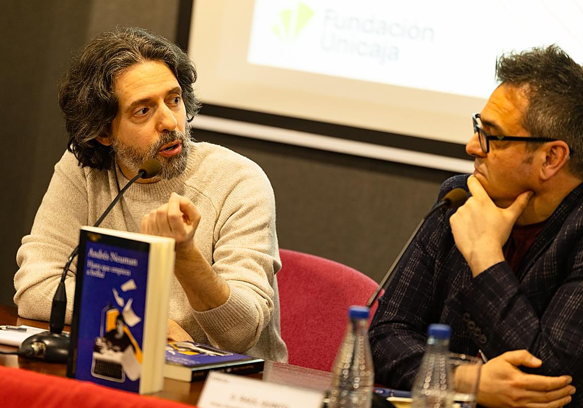 Andrés Neuman presentó 'Hasta que empieza a brillar' junto al escritor Raul Quinto.