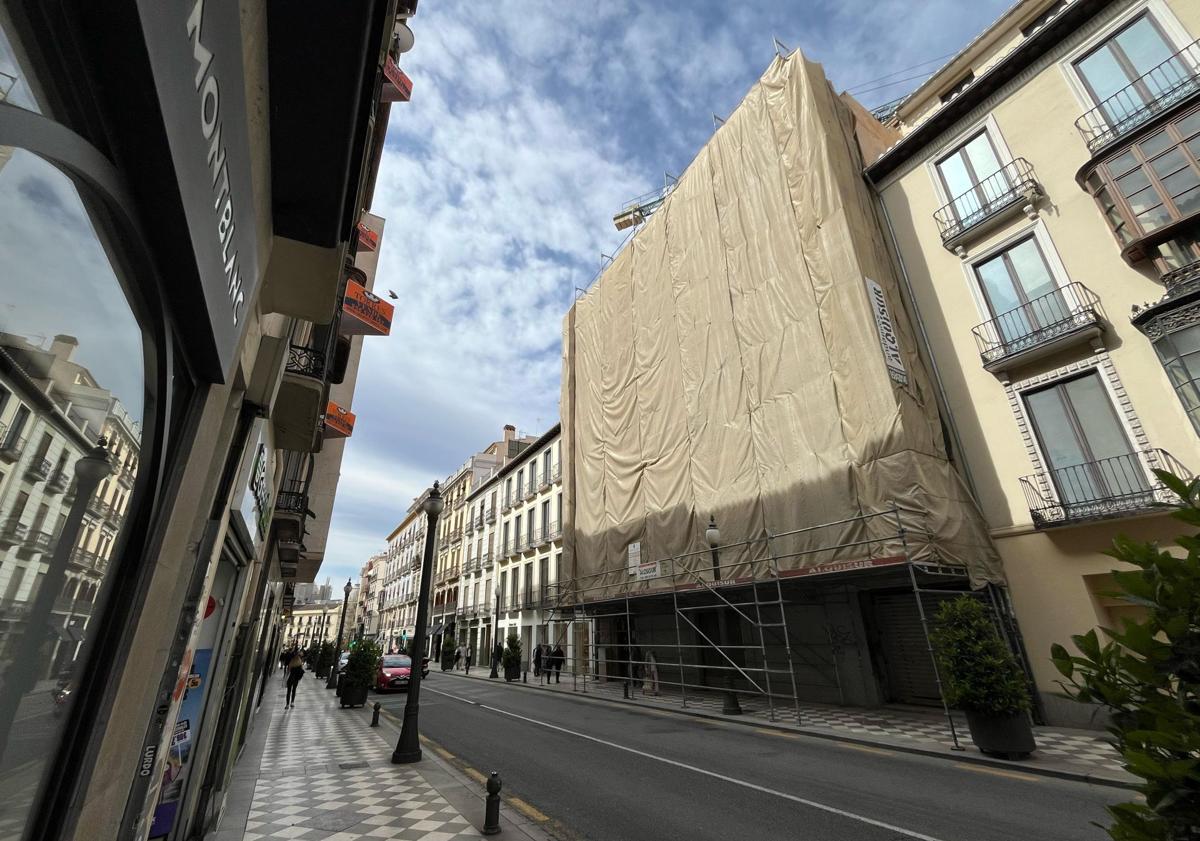 Imagen principal - Obras y lonas por Reyes Católicos. 
