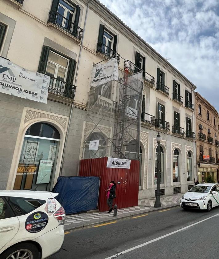 Imagen secundaria 2 - Obras y lonas por Reyes Católicos. 