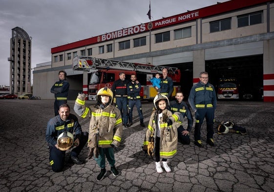 Mateo, Valeria y Thiago posan con algunos de los efectivos de Bomberos de Granada.