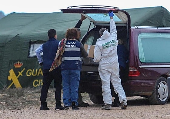 Los investigadores, en el lugar del suceso.