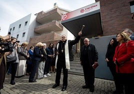 El arzobispo José María Gil Tamayo bendice la sede de Cáritas tras cortar la cinta inaugural.