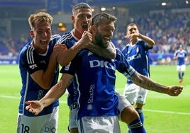 Borja Bastón celebra un gol con el Oviedo como capitán.
