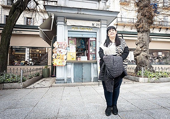 Marisa Vílchez regenta el último quiosco de chucherías que queda en la plaza de Bib Rambla.