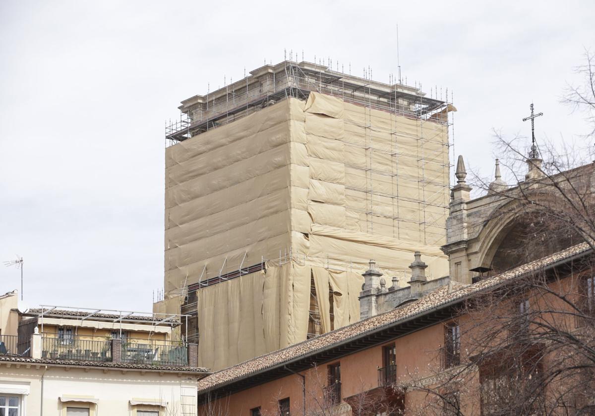 Retirada del andamio en el tramo superior de la torre de la Catedral.