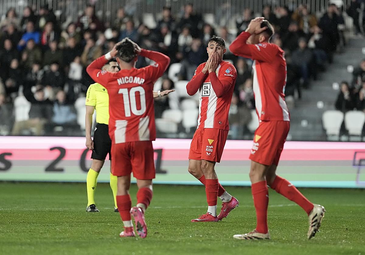 Los rojiblancos se echan mano a la cabeza y, ciertamente, su partido es 'de traca'.