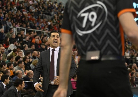 Pablo Pin muestra su deseperación con un árbitro en el partido contra el Lleida.