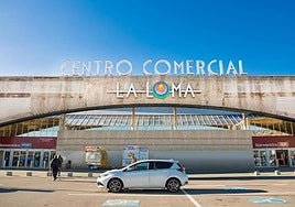 Acceso principal al Centro Comercial La Loma, en la capital jienense, en una imagen de archivo.
