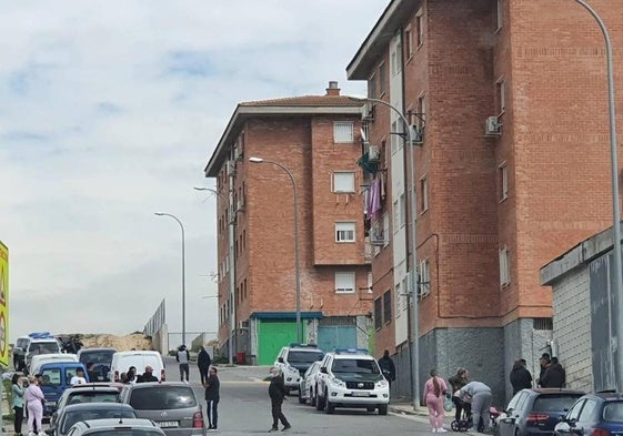 Vehículos de la Guardia Civil en la barriada de Las Flores de Pinos Puente.
