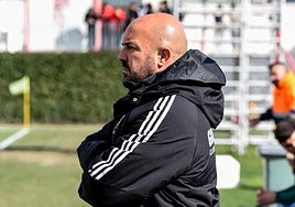 Raúl Barroso atiende al partido del Recreativo contra el UCAM en la Ciudad Deportiva del Granada.