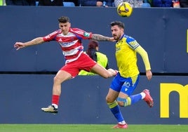 Rubén Sánchez centra un balón en Cádiz.
