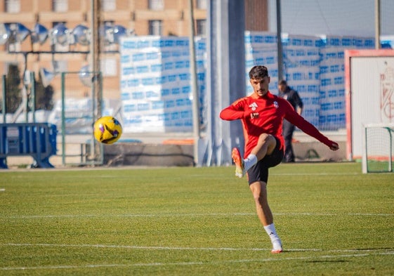 Sergio Rodelas golpea un balón durante un entrenamiento en la Ciudad Deportiva del Granada.