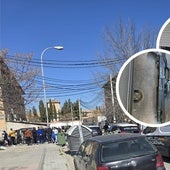 Imagen de los vecinos tras el cordón policial el pasado 16 de febrero, de uno de los impactos de bala y del arma incautada.
