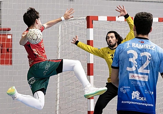 Lanzamiento del Mlg Ciudad de Granada de balonmano en un partido de la Primera Nacional.