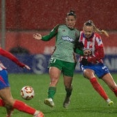 La nazarí Postigo, de verde. roba el balón ante el Atlético.