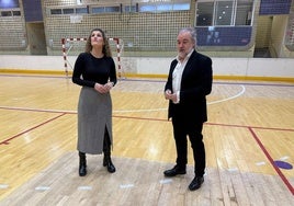 Beatriz López y Francisco Lechuga durante su visita al Pabellón de la Salobreja.