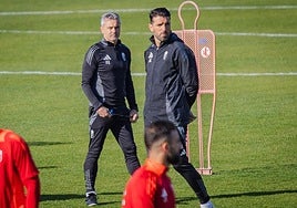 Fran Escribá atiende a un entrenamiento junto a Manolo Lucena.