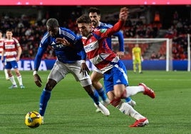 El rojiblanco Lucas Boyé regatea a Sibo, del Oviedo.