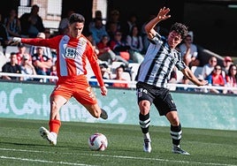 Sergio Arribas se dispone a disparar ante el cartagenero Hugo González.