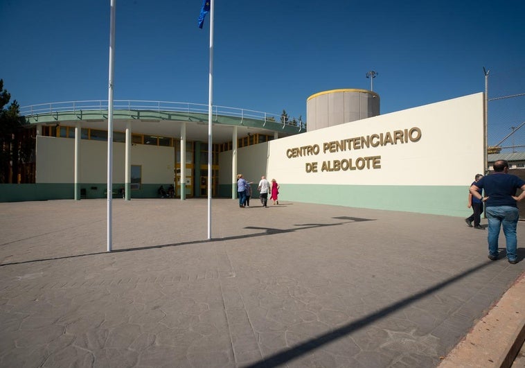 Intenta entrar en la cárcel de Granada forrado de drogas y ansiolíticos tras un permiso